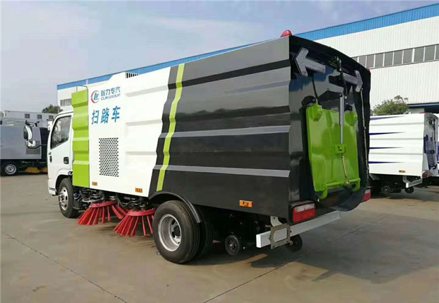 東風(fēng)多利卡掃路車(chē)后方位圖