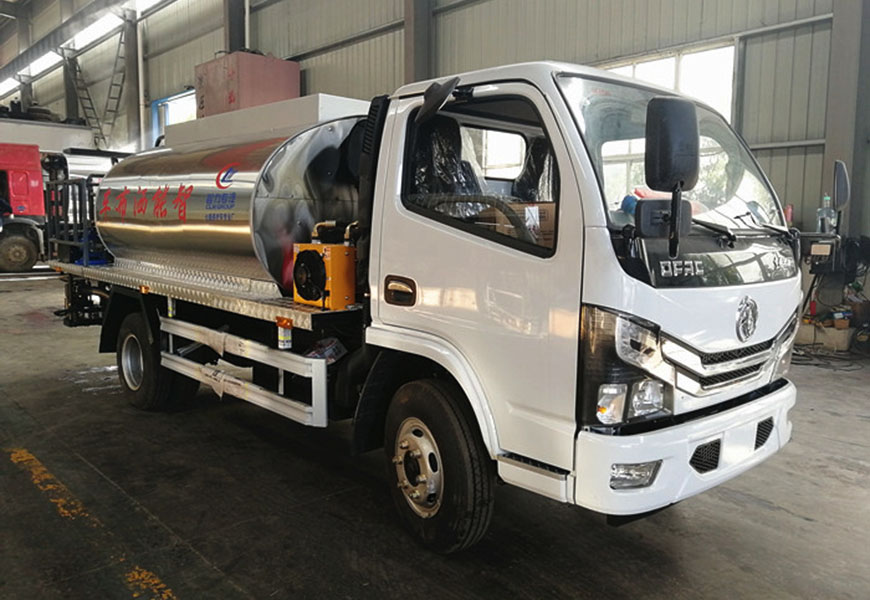 國(guó)六東風(fēng)多利卡瀝青灑布車(chē)