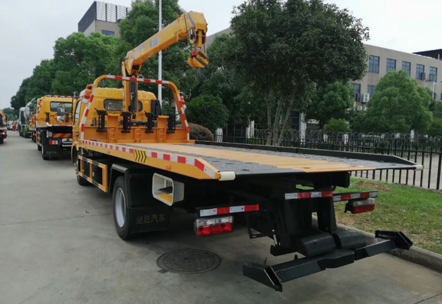 國(guó)六東風(fēng)多利卡平板帶吊清障車