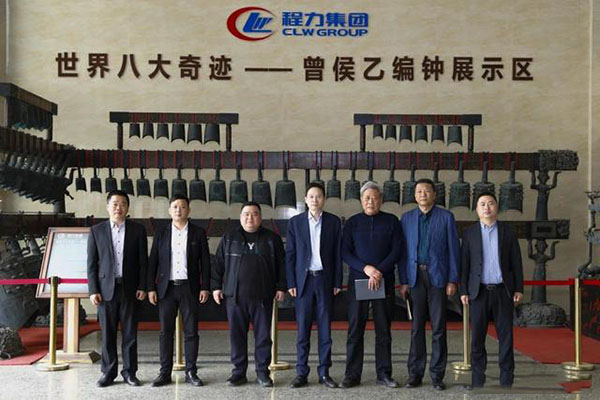 在程力汽車集團總部迎賓大廳，雙方代表觀摩世界八大奇跡編鐘后合影紀(jì)念