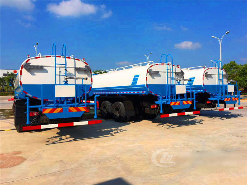 云南客戶批量訂購的東風(fēng)后雙橋?yàn)⑺囀状伟l(fā)車3臺(tái)